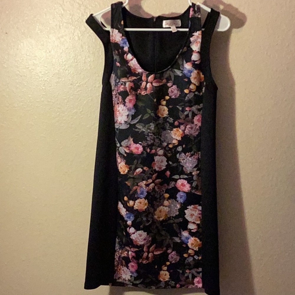 Marilyn Monroe floral black dress. Form fitting, more like a medium. Maybe 8-10